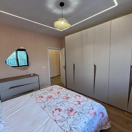 Ami - 40m From Daire Golem (Tirana)